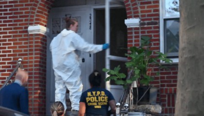 86岁华人在美国家中死亡一星期，脖子上缠着围巾，埋在棉被里