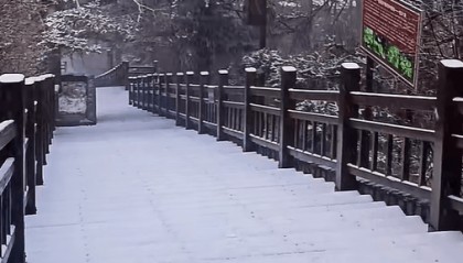 陕西大风降温来袭 太白山下雪了