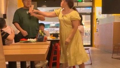 广东惠州一女子在麦当劳殴打辱骂他人，叫嚣：“我认识大把警察”，打伤工作人员赔偿后又反悔投诉