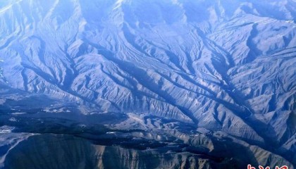 航拍新疆天山山脉尽显雄浑壮美