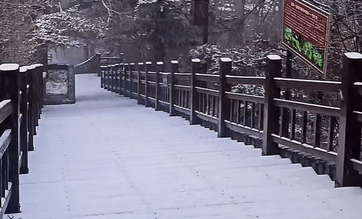 陕西大风降温来袭 太白山下雪了
