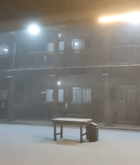 陕西大风降温来袭 太白山下雪了