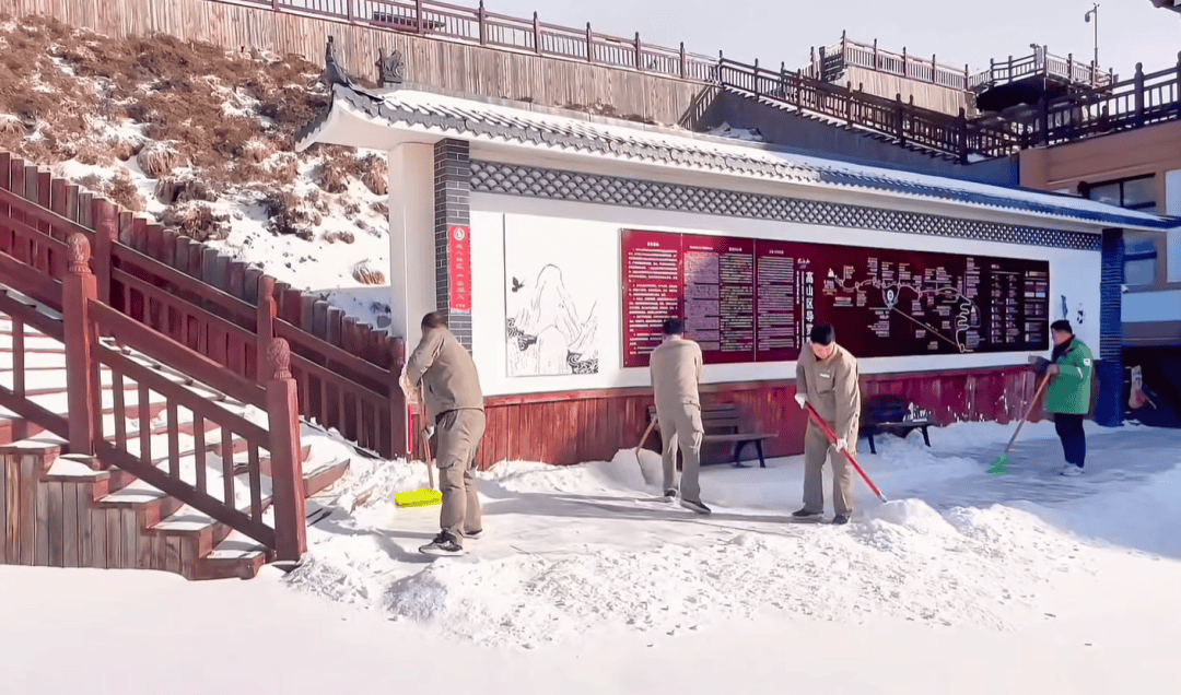 陕西大风降温来袭 太白山下雪了
