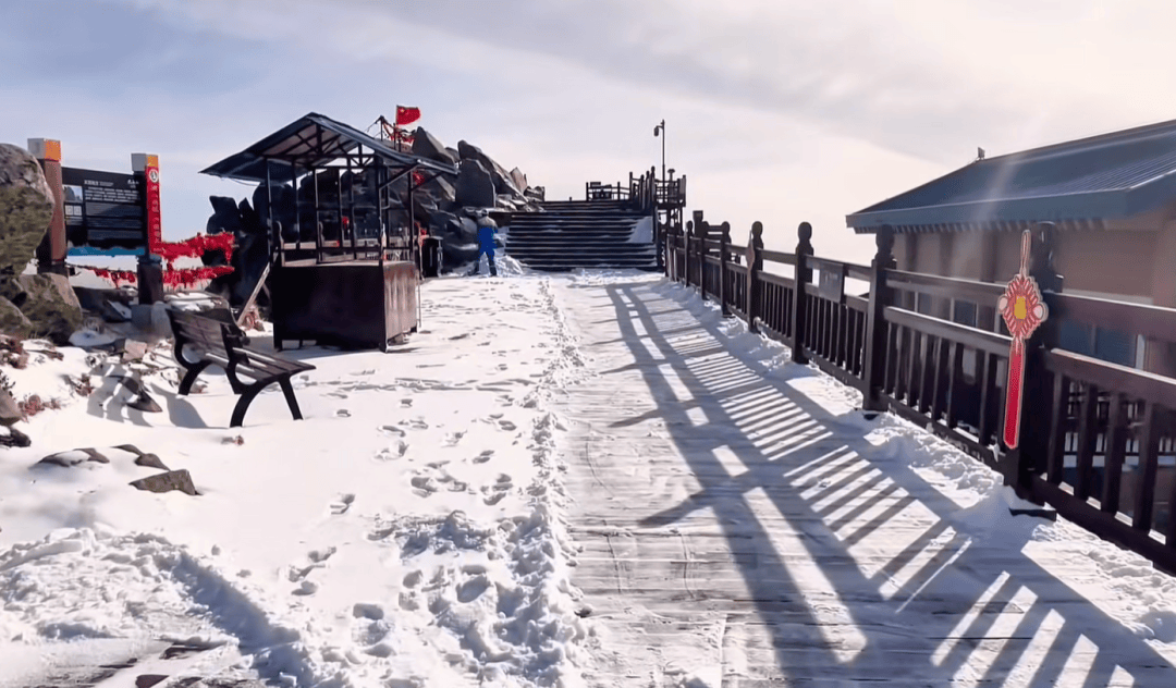 陕西大风降温来袭 太白山下雪了