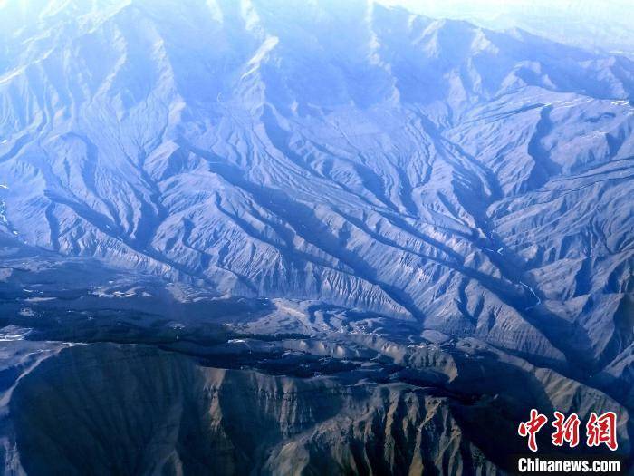 航拍新疆天山山脉尽显雄浑壮美