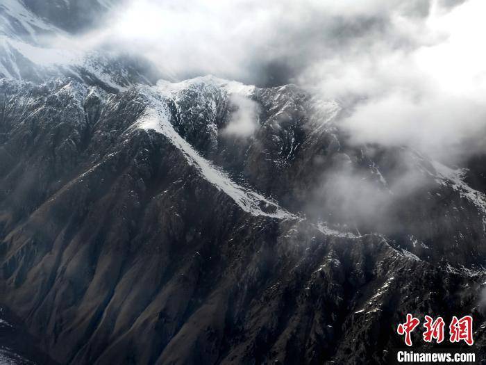 航拍新疆天山山脉尽显雄浑壮美