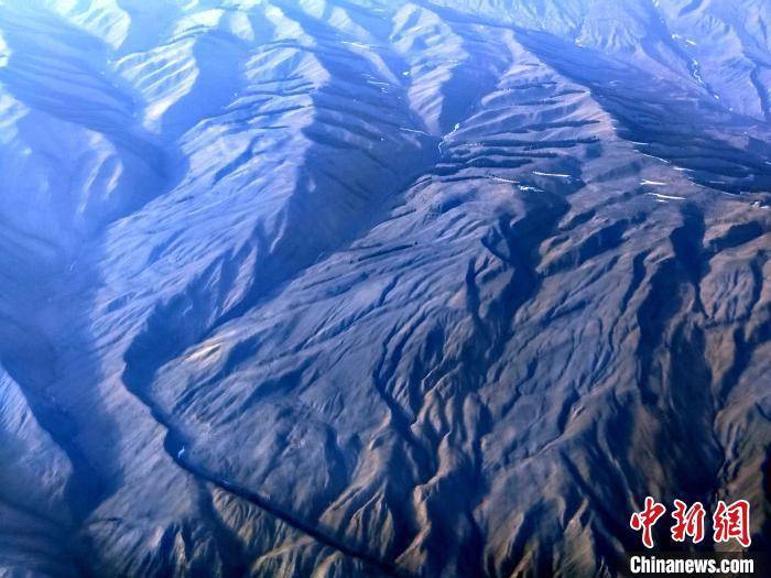 航拍新疆天山山脉尽显雄浑壮美