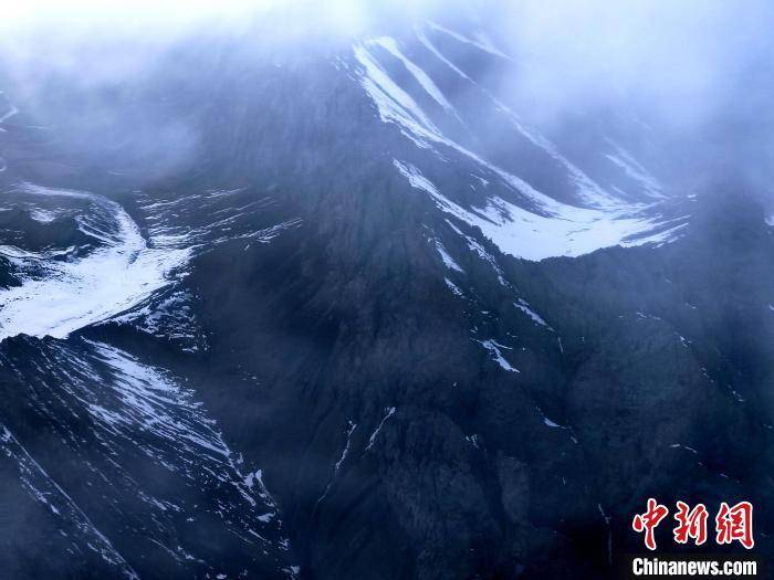 航拍新疆天山山脉尽显雄浑壮美