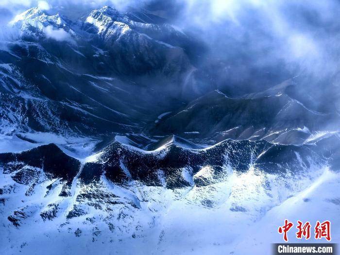 航拍新疆天山山脉尽显雄浑壮美
