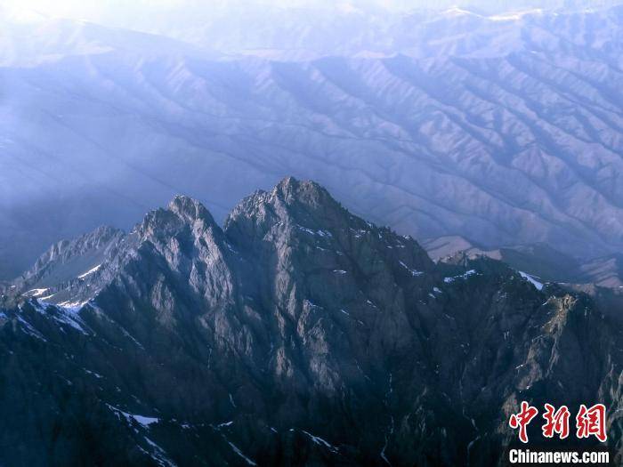 航拍新疆天山山脉尽显雄浑壮美