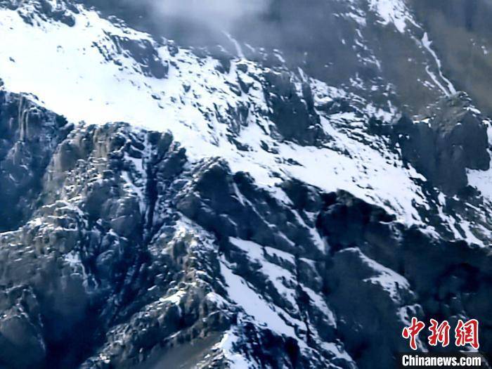 航拍新疆天山山脉尽显雄浑壮美