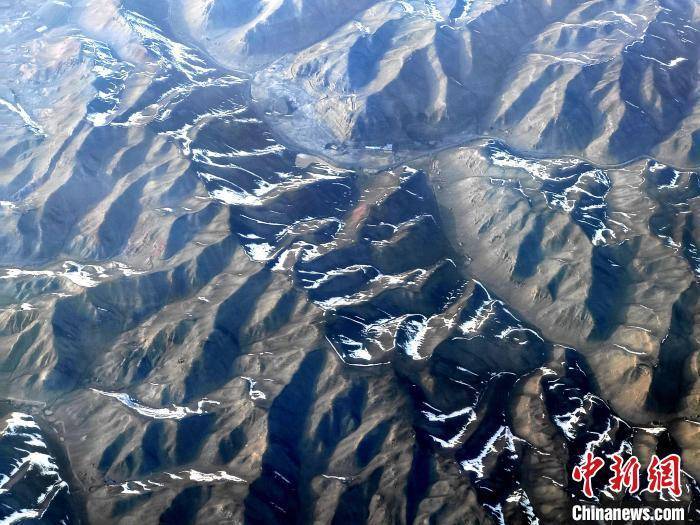 航拍新疆天山山脉尽显雄浑壮美