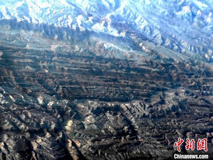 航拍新疆天山山脉尽显雄浑壮美