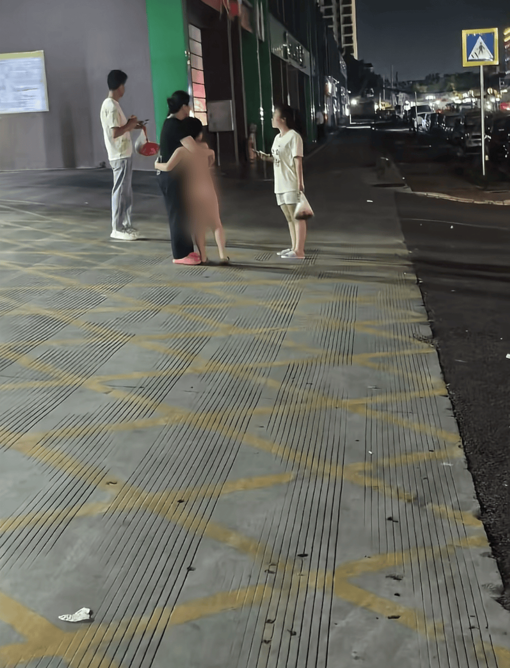 柳州发生5.2级地震已致2人死亡，当地居民：震感持续20秒，有小孩光着身子跑出来