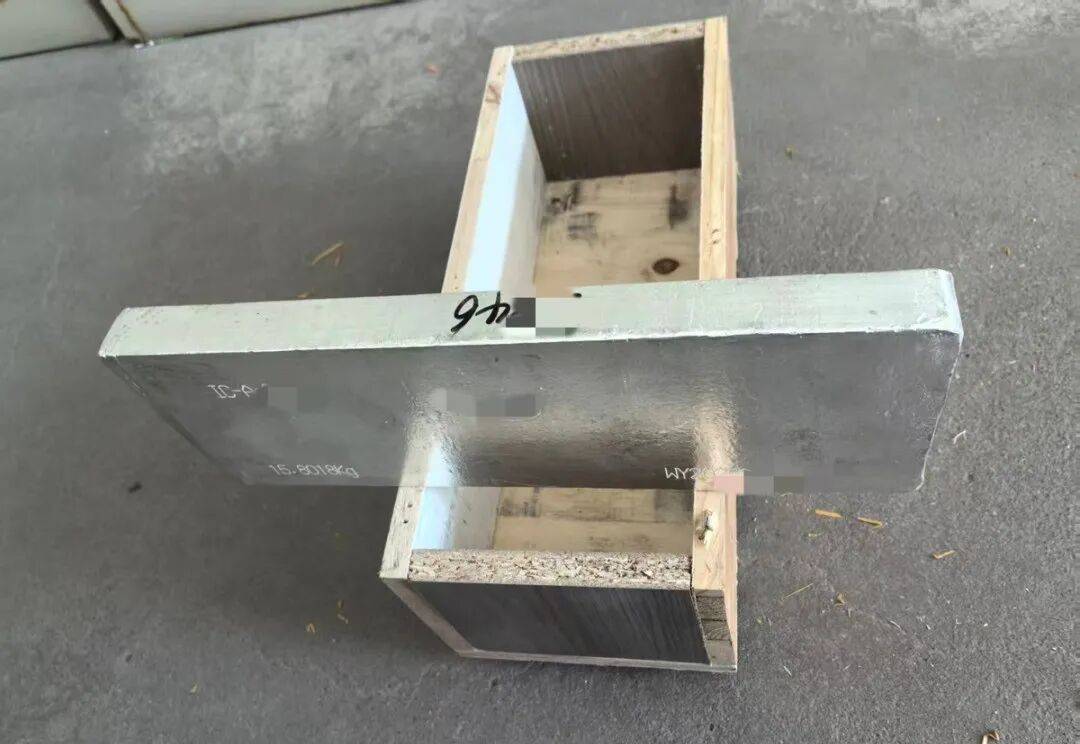 货车司机丢了13块银砖,价值百万元!重金悬赏后有人交还12块领23.5万元酬金:过路司机将银砖当废品卖了