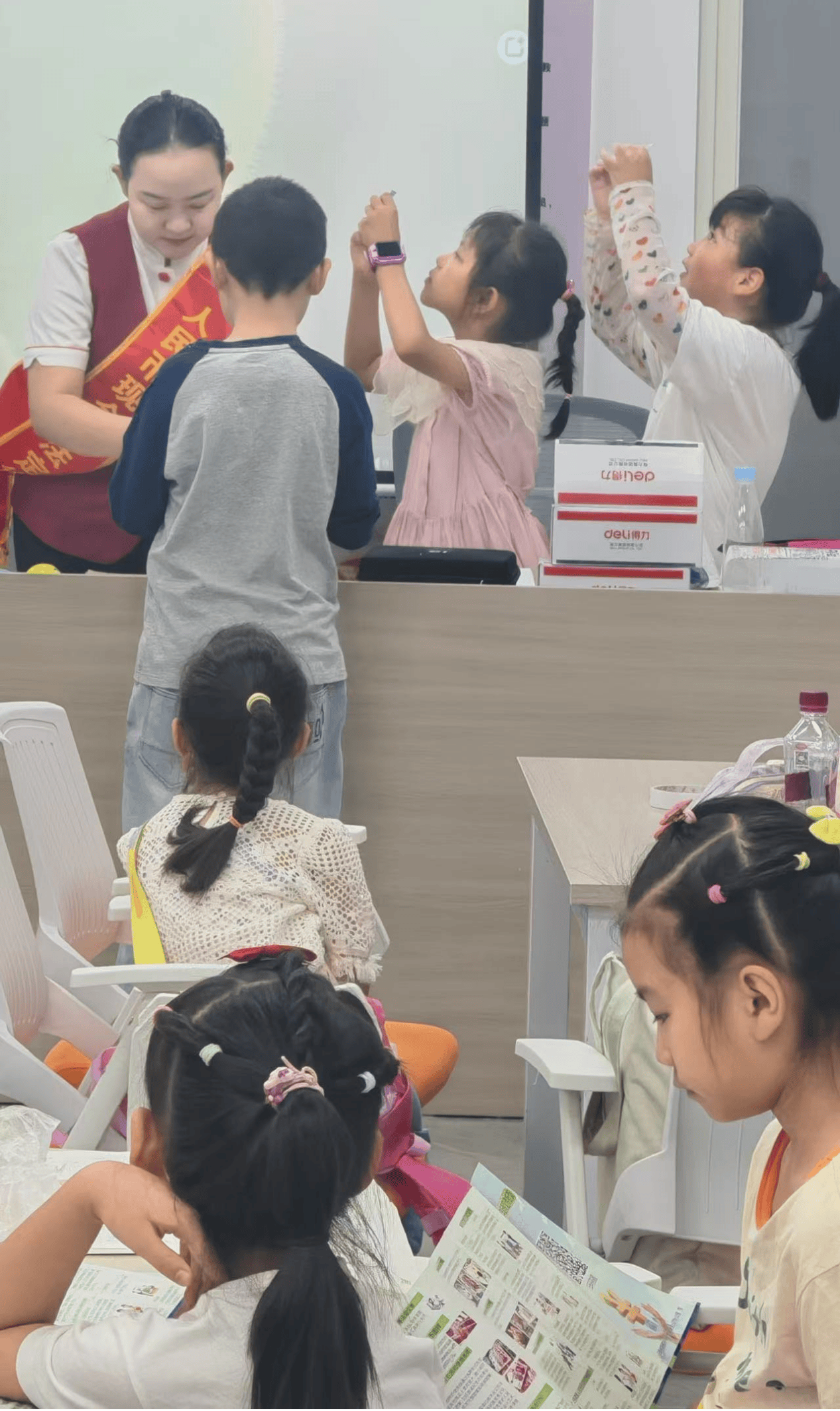 中信银行昆明分行走进社区活动中心开展“人民币真假辨别”青年志愿活动